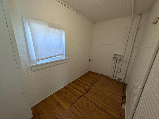 Building Photo - 323 Park St