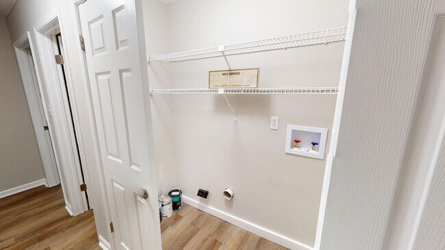 Building Photo - Updated 3/2 with Granite Counters and Stai...