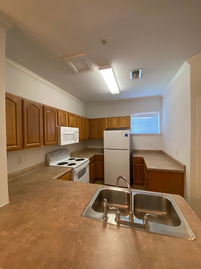 Building Photo - Hillcrest Apartments