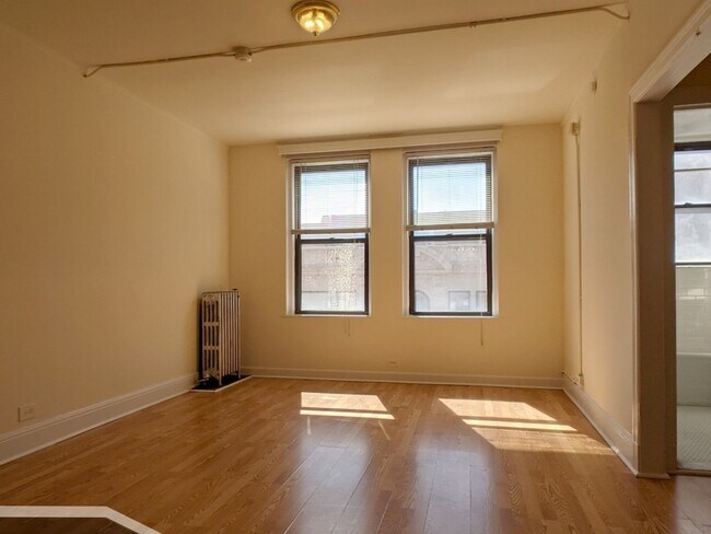 Building Photo - 3335 W Diversey Ave