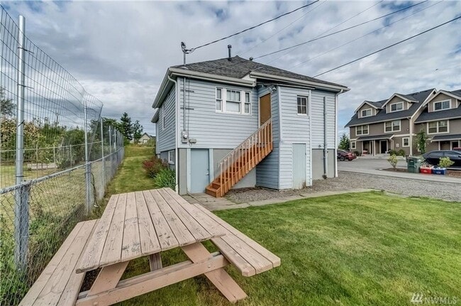 Building Photo - Pre-leasing September - 4bd/2bath