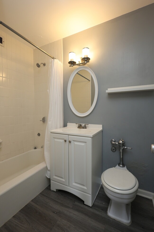 Building Photo - 1401 E 55th St