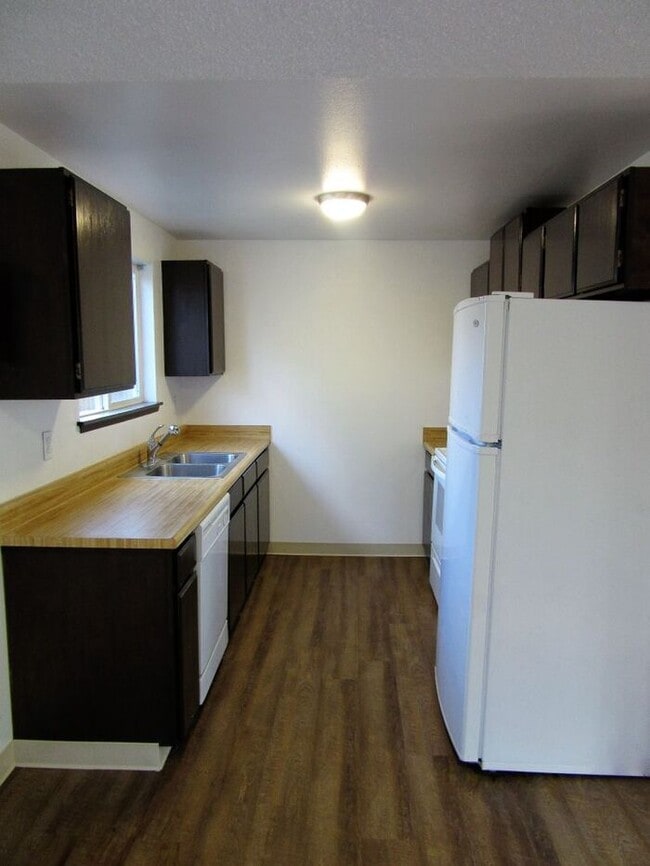 Building Photo - Inviting 2 Bedroom, 1.5 Bath Townhouse Dup...