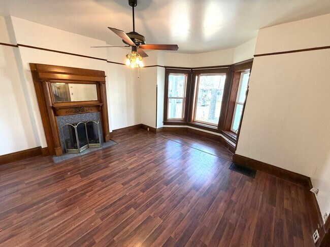 Building Photo - 4 Bed 1.5 Bath Victorian Style Single Fami...