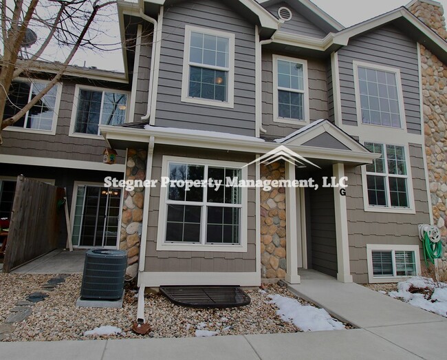 Building Photo - Nice Three Level Townhome