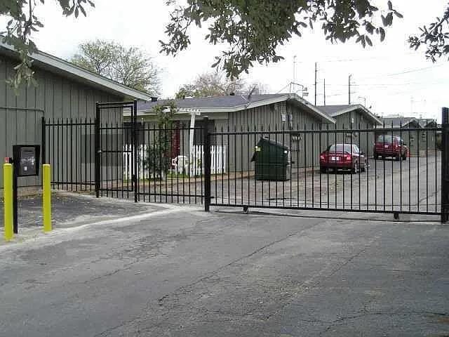 Building Photo - 612 W 51st St