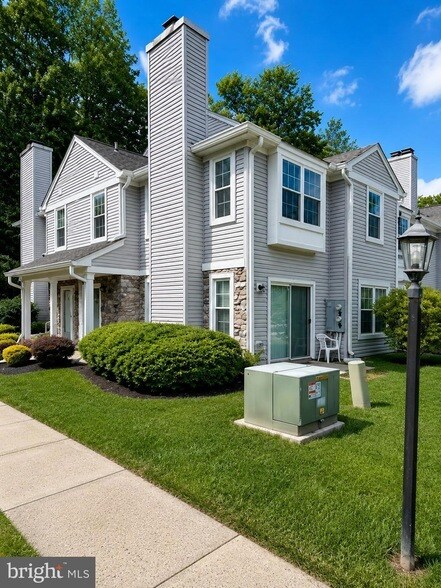 Building Photo - 612 Mews Dr
