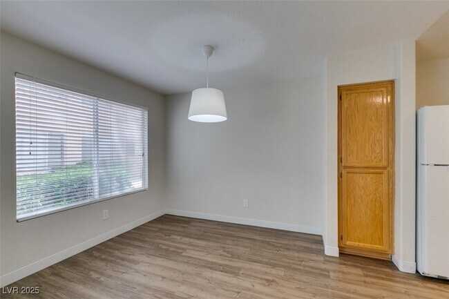 Building Photo - 350 S Durango Dr