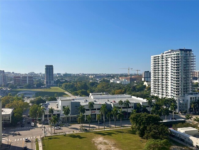 Building Photo - 1750 N Bayshore Dr