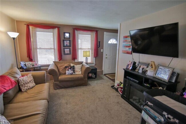 Building Photo - This adorable home is available for rent. This 2 bedroom property has bee renovated