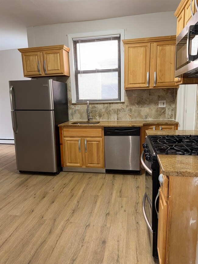 Building Photo - 998 Broadway