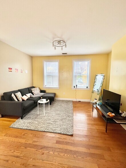 Building Photo - 61 Wait St