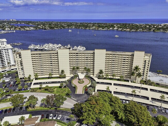 Building Photo - 134 Lakeshore Dr