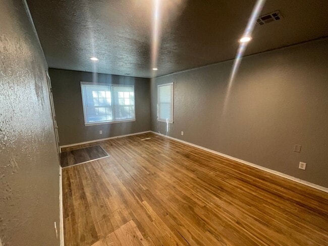 Building Photo - 3 bed, 1 bath , beautiful wood floors, fen...