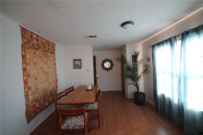 Building Photo - 1903 E 20th St