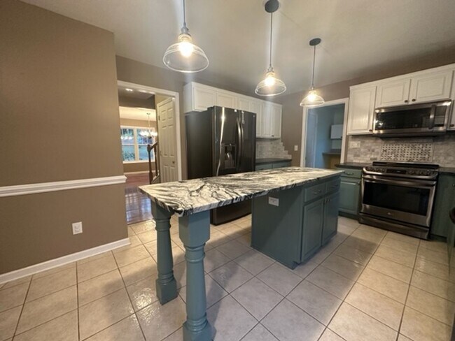 Building Photo - Stunning 3 Bed 2.5 Bath Home with Large Bo...