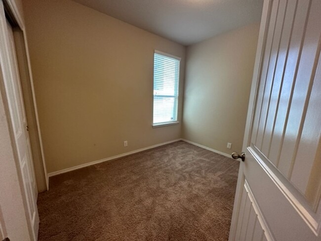 Building Photo - Super Nice Move In Ready 4 Bedroom One Sto...