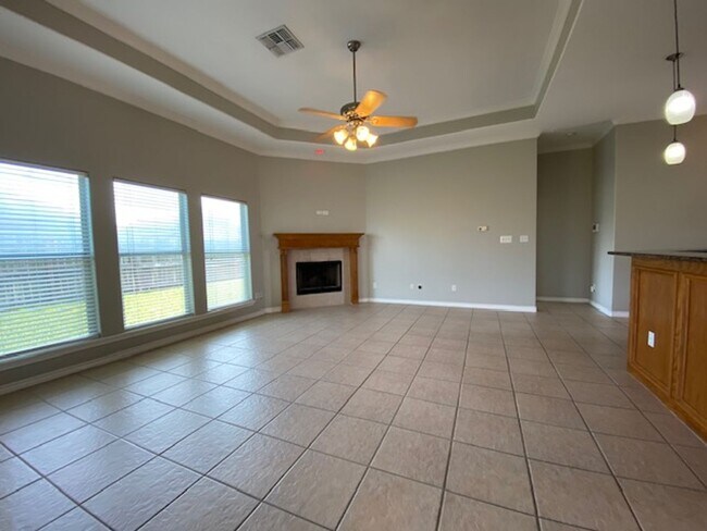 Building Photo - DON'T MISS THIS INCREDIBLE SOUTHSIDE LEASI...