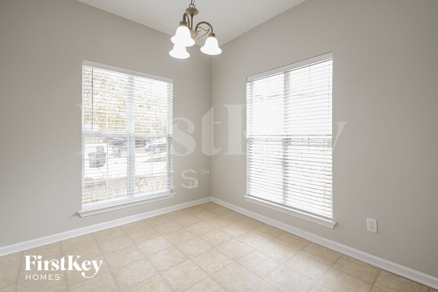 Building Photo - 4872 Longmeadow Dr