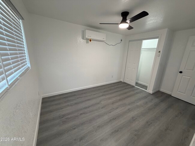 Building Photo - 615 E Oak St