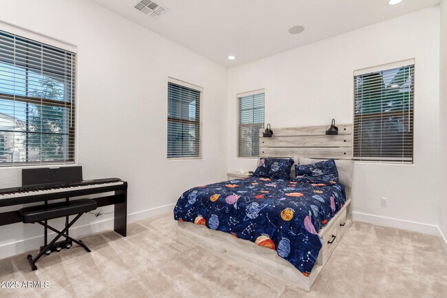 Building Photo - 2316 E Canary Dr