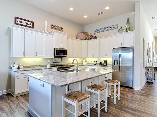 Building Photo - 3008 King Palm Dr
