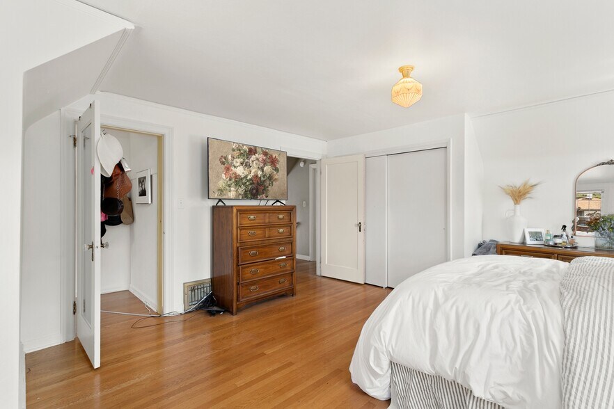 Building Photo - 1526 Thorndyke Ave W