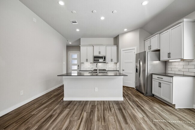 Building Photo - 22843 Castello Lakes Dr