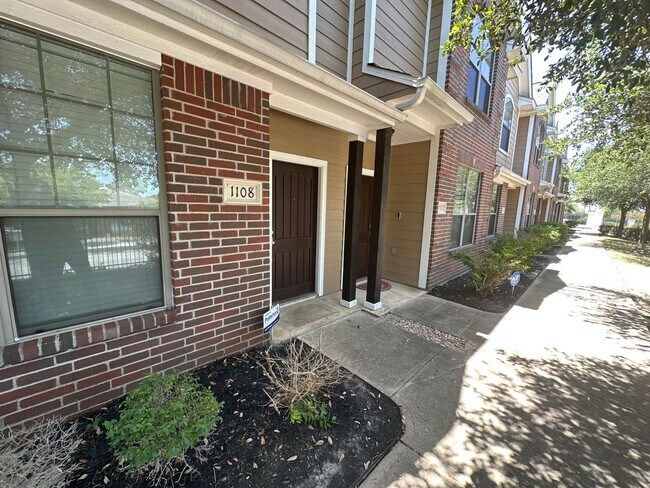 Building Photo - 2 BED 2 BATH TOWNHOME ON SHUTTLE ROUTE NEAR CAMPUS -  WITH POOL!