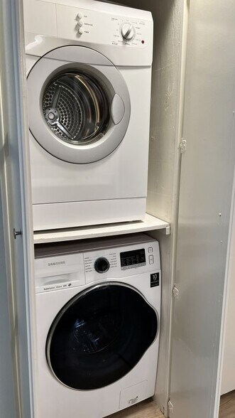 Building Photo - 23341 La Crescenta