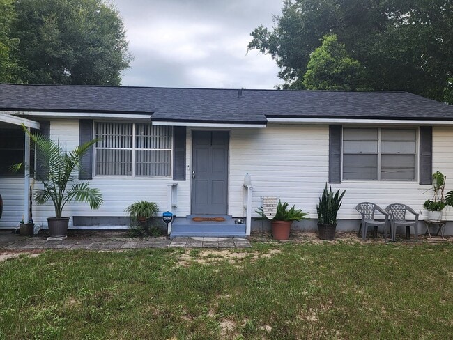 Building Photo - In the heart of Keystone Heights