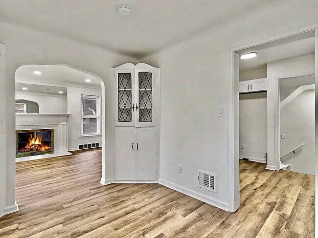 Building Photo - ELEGANT HOME
