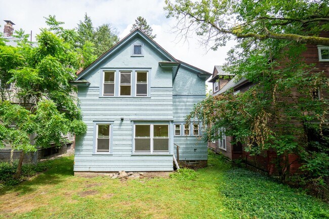 Building Photo - Single Family Home with Enclosed Front Por...