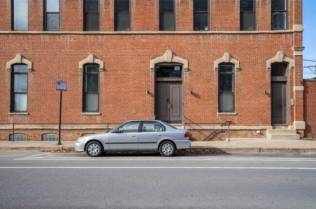 Building Photo - 1400 W Chestnut St