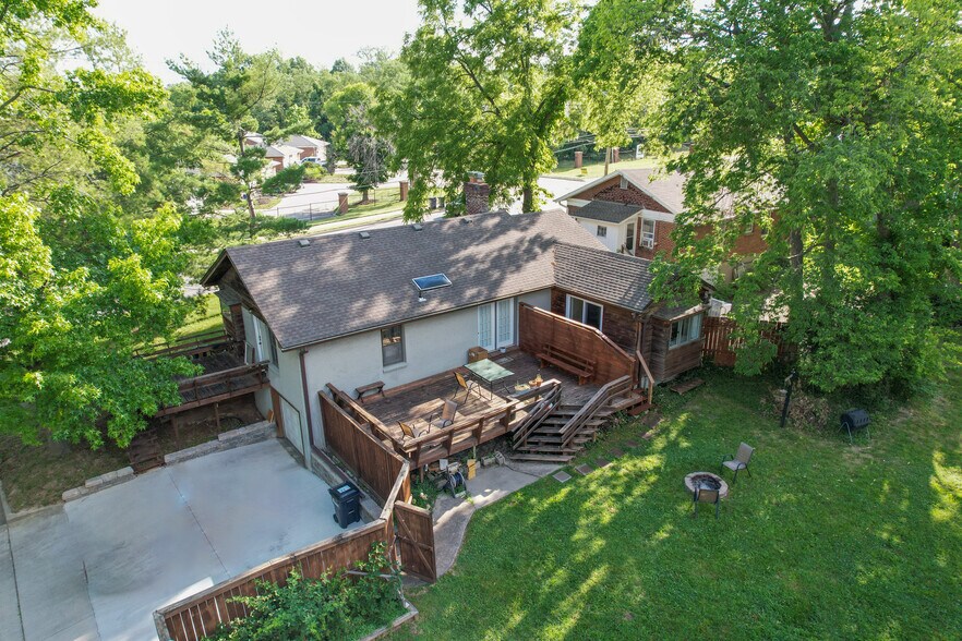 Building Photo - 1120 W Broadway