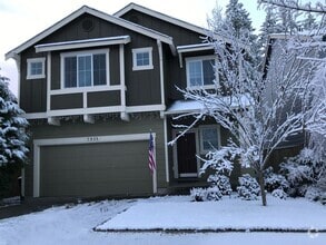 Building Photo - 5 Bed, 2.5 Bath Olympia Home