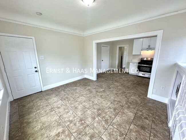 Building Photo - 702 E Burnett St