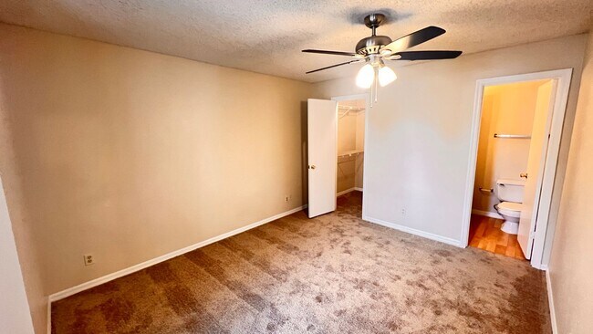 Building Photo - Available NOW! Charming 2 BD / 2 BA in Orl...