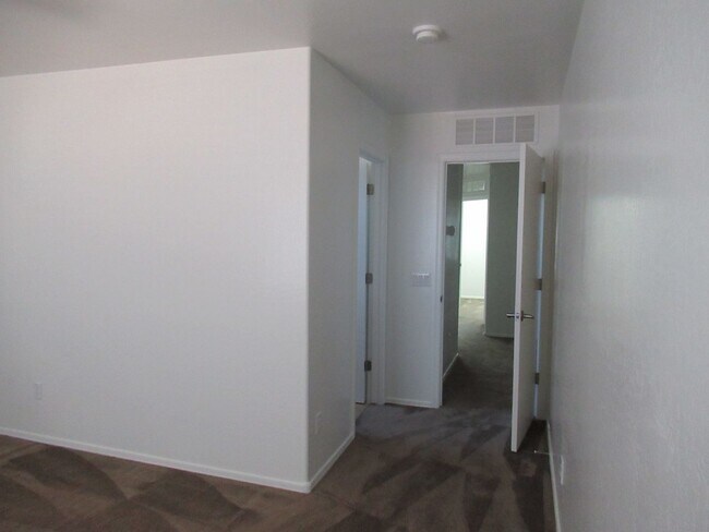 Building Photo - Spacious Home in Gated Community!