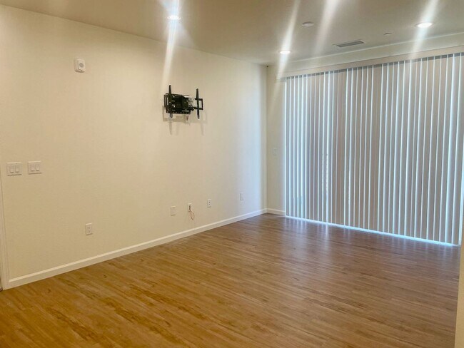Building Photo - MODERN LUXURY 2BD/2BA/2CAR CONDO in Briargate