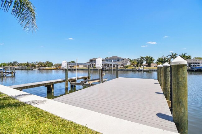Building Photo - 3913 Fontainebleau Dr