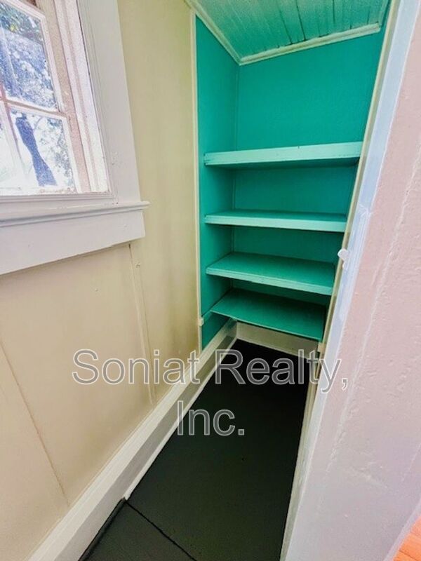 Building Photo - 815 Dante St