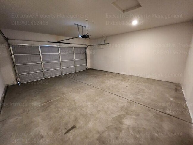 Building Photo - 3 bedroom/ 2 bathroom home located in a cu...