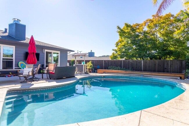 Building Photo - 10 - 22 Month FURNISHED Lease: Bring Indoor/Outdoor Living HOME with this 3bd+/2.5ba plus Pool & ...