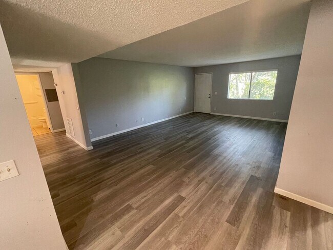Building Photo - 3 bedroom, 2 bath Beaumont Beauty