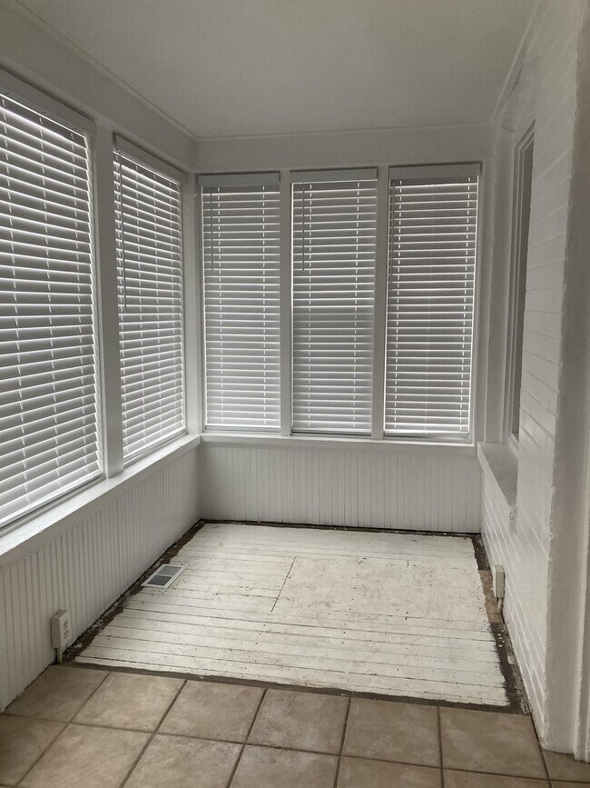 Building Photo - 701 W 24th St