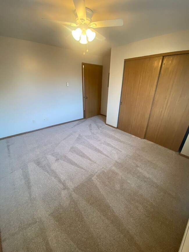 Building Photo - Private Entry Upper 2 Bedroom Apartment!