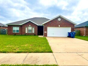 Building Photo - 1909 SW Elington St
