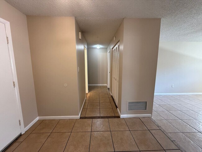 Building Photo - SLEEPY HOLLOW 3/2/2 Pool Home
