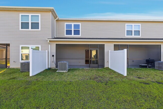 Building Photo - 3-Bedroom Oak Hammock Townhome – Internet Included!